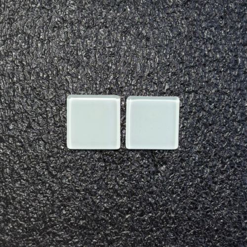 Brinco feminino branco, feito à mão com materiais ecológicos, design moderno e atemporal.