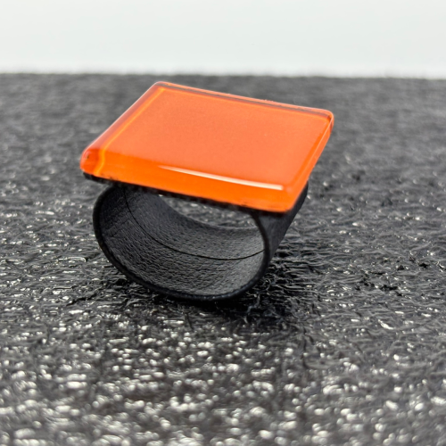 Anel feminino laranja, feito à mão com materiais ecológicos, design moderno e atemporal.