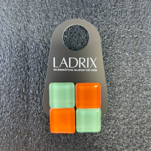 Brinco feminino verde e laranja, feito à mão com materiais ecológicos, design moderno e atemporal.