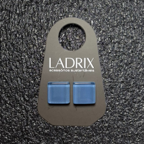 Brinco feminino azul pastel, feito à mão com materiais ecológicos, design moderno e atemporal.