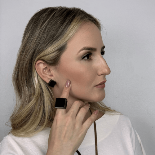 Brinco feminino preto, feito à mão com materiais ecológicos, design moderno e atemporal.