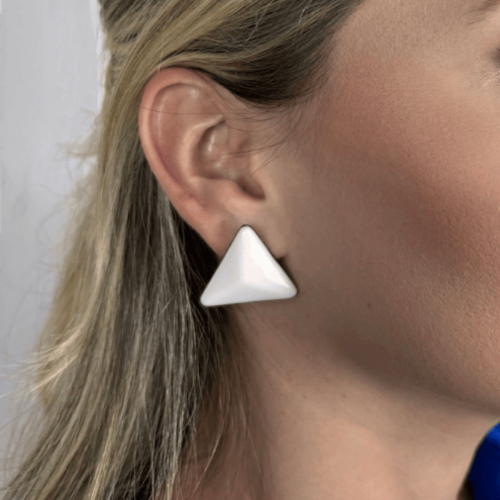 Brinco feminino branco, feito à mão com materiais ecológicos, design moderno e atemporal.