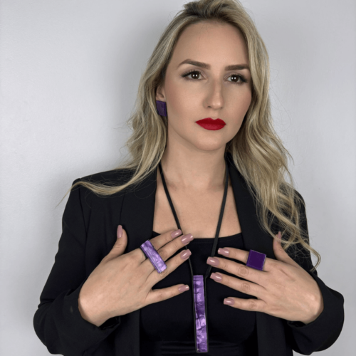 Colar Línia roxo mesclado, feito à mão com materiais ecológicos, design moderno e atemporal.