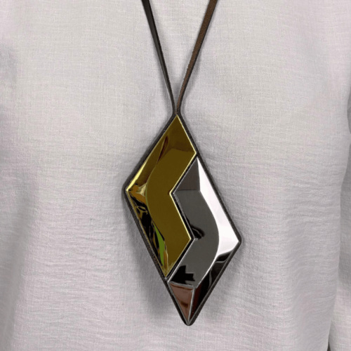 Colar Power dourado e prata, feito à mão com materiais ecológicos, design moderno e atemporal.