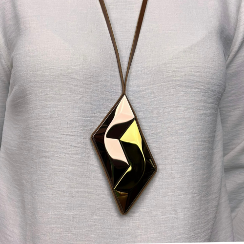 Colar Power rosé e dourado, feito à mão com materiais ecológicos, design moderno e atemporal.