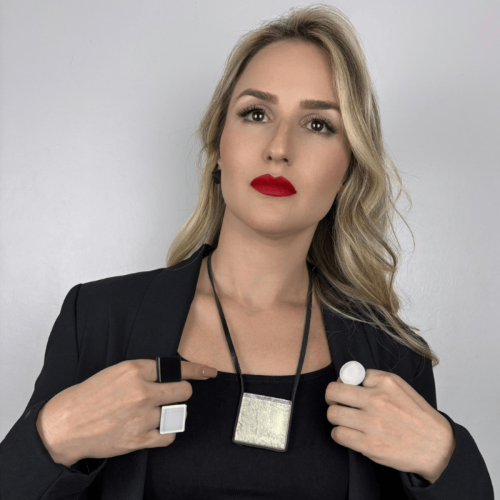 Colar Solo prata mesclada, feito à mão com materiais ecológicos, design moderno e atemporal.