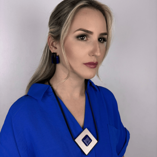 Colar Sonar azul e prata escovada, feito à mão com materiais ecológicos, design moderno e atemporal.