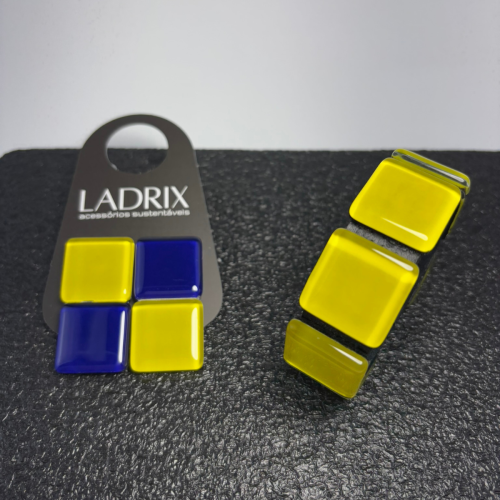 Brinco feminino azul royal e amarelo canário e Pulseira Trilho amarela. Peças feitas à mão com materiais ecológicos, design moderno e atemporal.