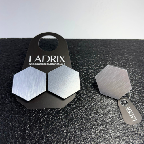Brinco e Anel feminino hexagonal tipo prata escovada, feitos à mão com materiais ecológicos, design moderno e atemporal.
