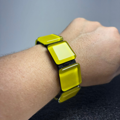 Pulseira Trilho amarela, feita à mão com materiais ecológicos, design moderno e atemporal.